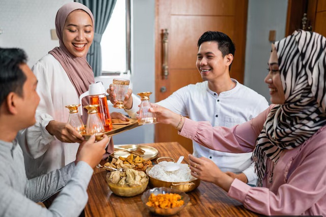 Ada beberapa makanan saat lebaran identik dengan kadar kolesterol yang tinggi, sehingga perlu kamu hindari. Ilustrasi Freepik