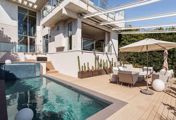 Baru Beli, Rumah Christina Ricci Dijual Lagi Rp60 Miliar