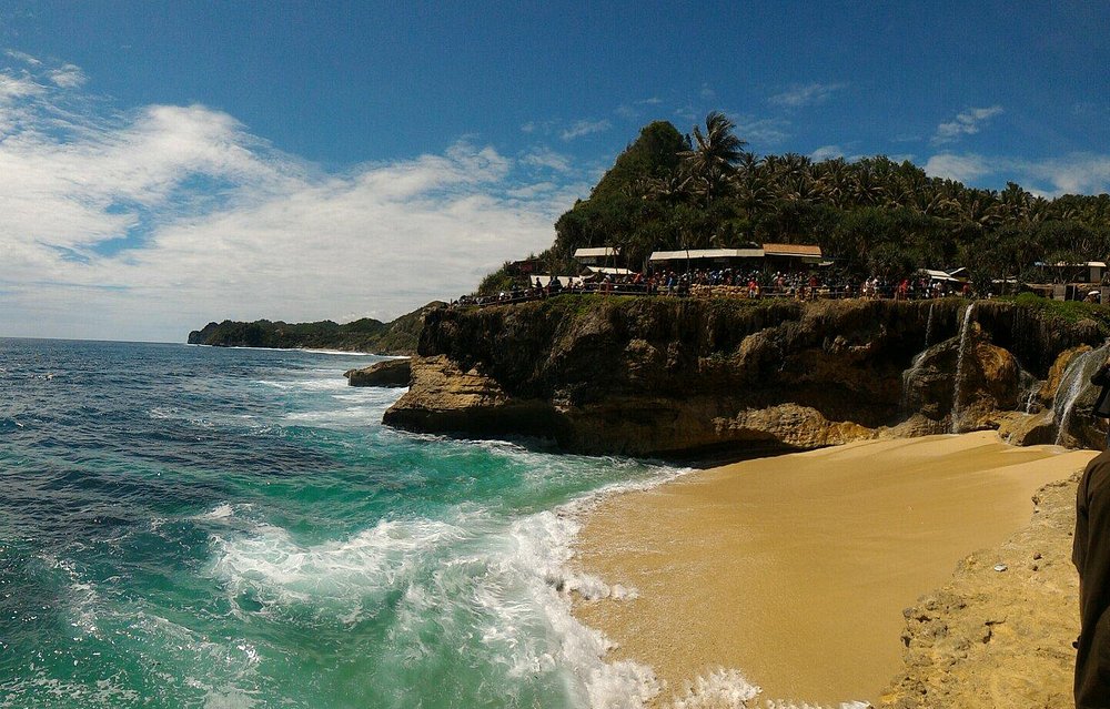 Salah satu wisata pantai yang uni, Pantai Banyu Tibo yang terdapat air terjun dan mengalir ke pantai. Tripadvisor.
