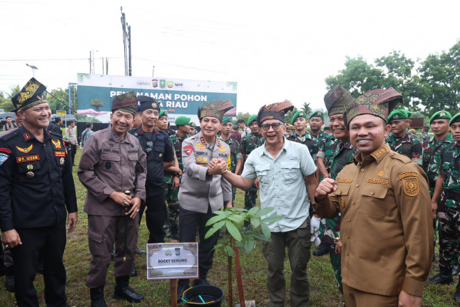 Kapolda Riau Irjen Herry Heryawan bersama jajaran melakukan pananaman pohon di Dumai, Kamis, 27 Maret 2025. Dokumentasi/ istimewa