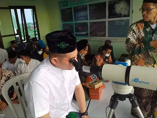 Ilustrasi memantau hilal. DOK BRIN