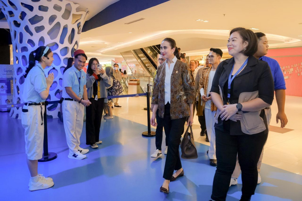 Menteri Pariwisata Widiyanti Putri Wardhana saat mengunjungi Jakarta Aquarium. Dok. Kemenpar