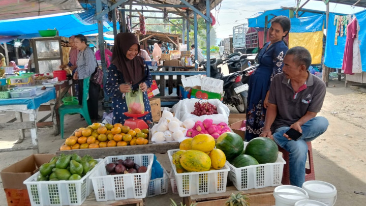 Ketekunan Raisah Anak Guru Honorer Penjual Buah Berbuah Lolos SNBP 2025