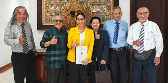 Selamat! Happy Salma Lulus S1 Prodi Ilmu Filsafat Hindu di UNHI