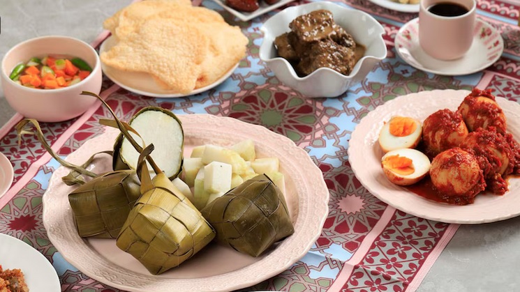 Ketupat setelah selesai dimasak, perlu untuk didinginkan. Hal ini dikarenakan agar ketupat tidak mudah basi. Ilustrasi Freepik