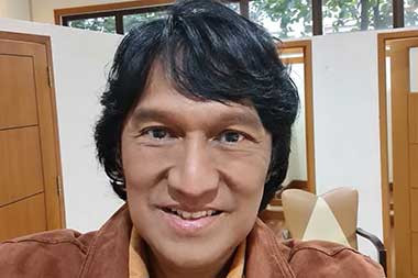 Ikang Fawzi dan Keluarga, Merayakan Lebaran di Tengah Kenangan Marissa Haque