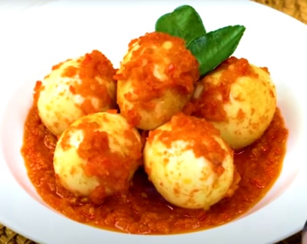 Simak cara buat telur balado untuk peneman sayur godoq di Lebaran besok. (Foto: Dok. Dapur Umami)