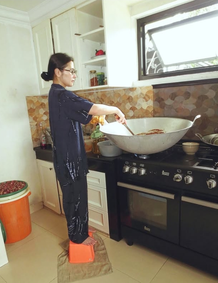 Prilly Latuconsina Masak Rendang, Kursi Oranye jadi Sorotan