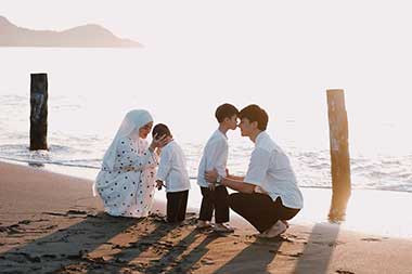Potret Dinda Hauw dan Keluarga Rayakan Lebaran di Pantai, Penuh Kehangatan
