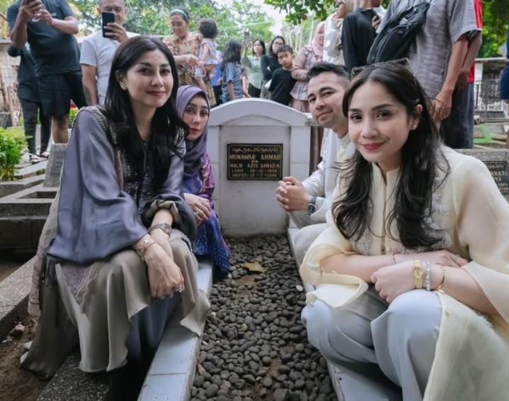 Rayakan Idulfitri, Raffi Ahmad dan Keluarga Ziarah ke Makam Ayahnya