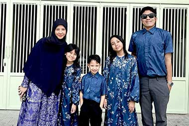 Desta dan Natasha Kompak Rayakan Lebaran Bersama Anak-Anak