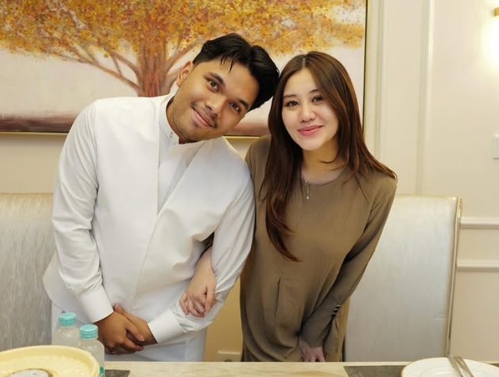 Thariq Halilintar Pakai ChatGPT untuk Keterangan Fotonya Bareng Istri, Isinya Buat Ngakak