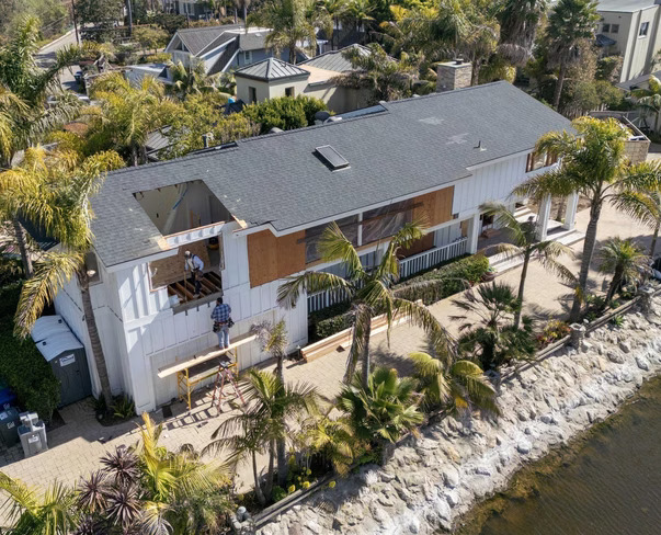 Hindari Kontroversi, Ashton Kutcher-Mila Kunis Tinggal di Rumah Roboh