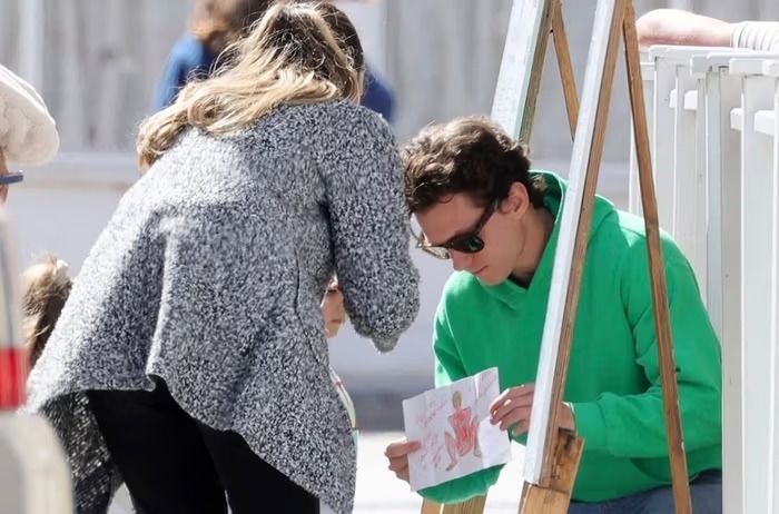 Momen Tom Holland 'Digerebek' Penggemar Cilik Spider-Man saat Syuting The Odyssey