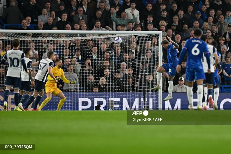 Gelandang Chelsea, Enzo Fernandez, membobol gawang Tottenham Hotspur (AFP/Glyn Kirk)