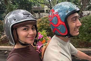 Ariel Tatum dan Daffa Wardhana Jalan-Jalan Naik Vespa Bersama