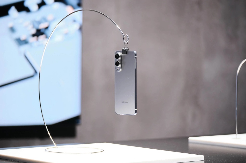 Samsung dilaporkan menunda peluncuran Galaxy S25 Edge hingga bulan Mei atau Juni mendatang.