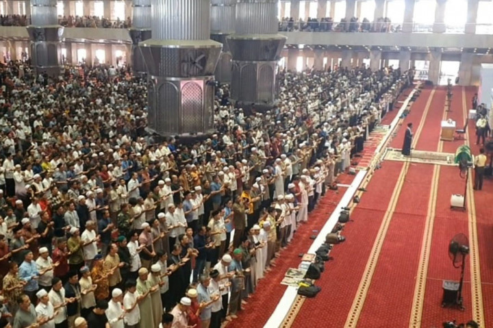 Ribuan Jamaah Salatkan Jenazah Ray Sahetapy di Masjid Istiqlal