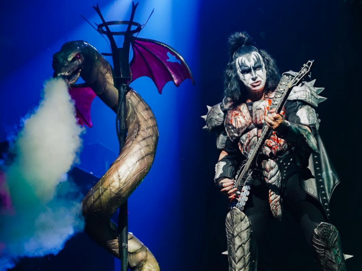 Motivasi Utama Bermusik Bassist Band KISS: Uang dan Kekuasaan