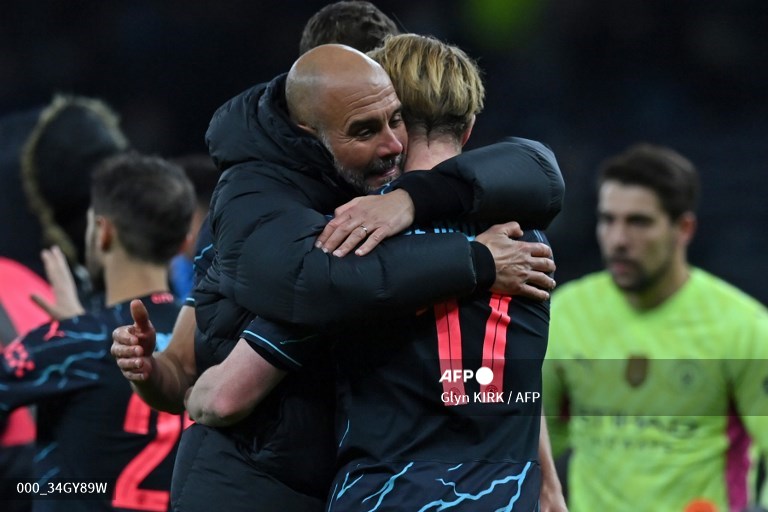 Pelatih Manchester City, Pep Guardiola, merangkul kaptennya, Kevin De Bruyne (AFP/Glyn Kirk)