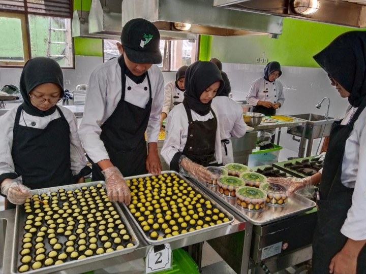 SMKN 3 Magelang Kebanjiran Order Kue Kering Lebaran, Omzet Tembus Puluhan Juta