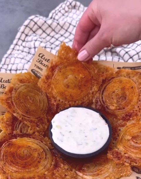 Resep onion ring ini kekinian dan terasa ngeju banget. Mau coba? (Foto: Dok. Vesela Asenova/repost @eatinghealthytoday)