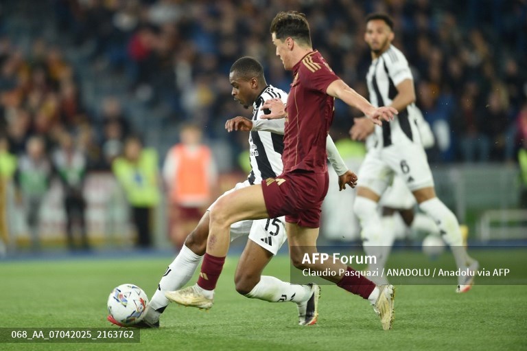 Gol Eldor Shomurodov (merah) selamatkan AS Roma dari kekalahan-Foto AFP