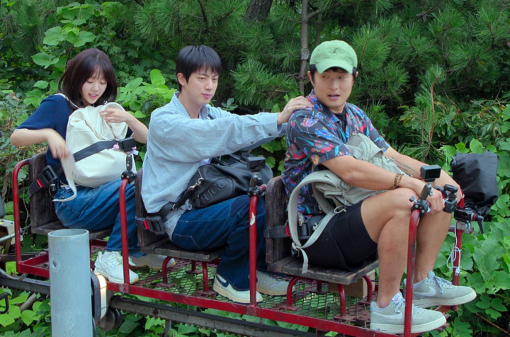 Debut Netflix, Jin BTS Jadi Staf Penginapan di Variety Show 'Kian’s Bizarre B&B'