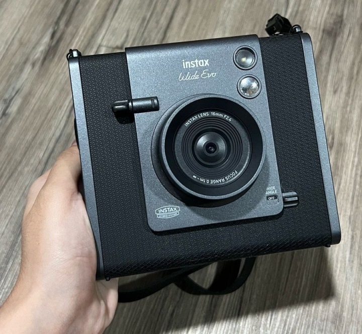 Fuji Instax Wide Evo, Kamera Instan Gaya Retro dengan Sentuhan Digital