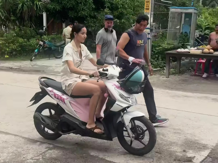 Lisa BLACKPINK Pamer Kemampuan Naik Motor Matic