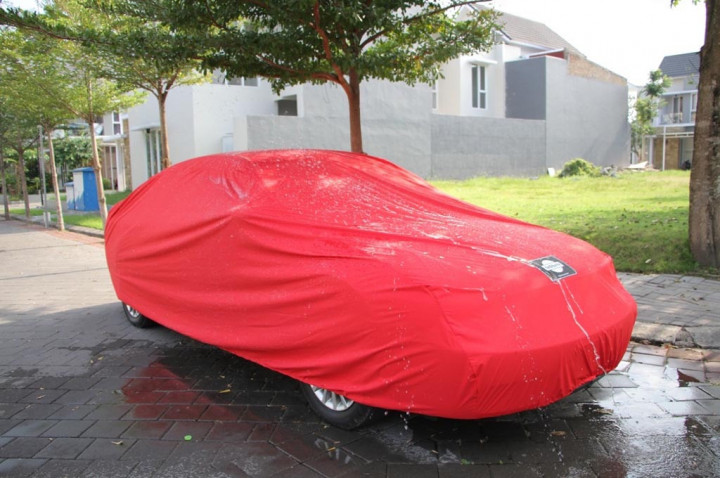 4 Tips Memilih Cover Mobil Anti Air yang Aman