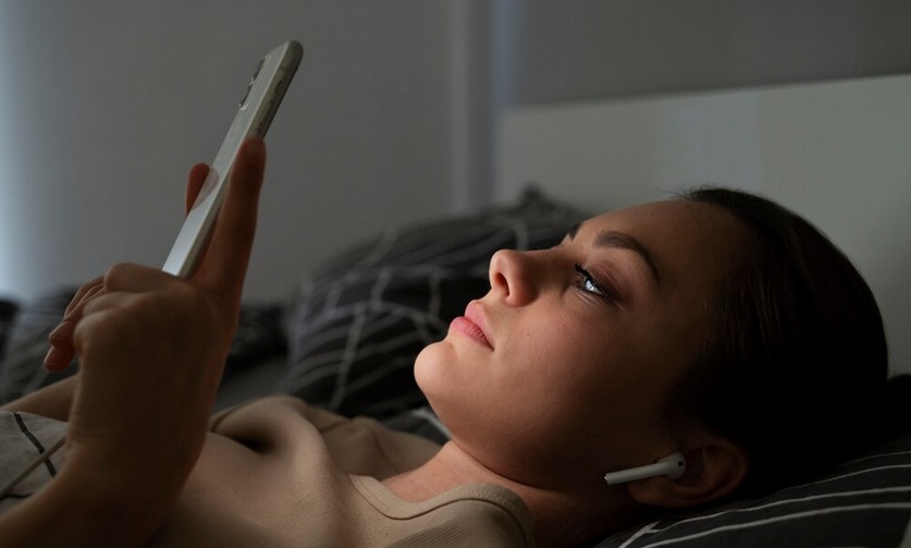 1 Jam Bermain Gadget Sebelum Tidur, Menurunkan Kualitas Tidur 24 Menit. Ilustrasi Freepik