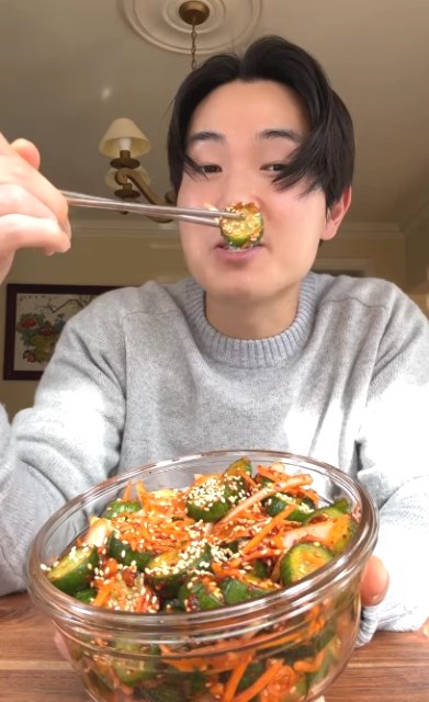   Biasa membuat kimchi dari lobak dan sawi putih, kali ini kita coba buat dari timun. Catet ya cara buatnya. (Foto: Dok. Instagram James Bok/@jamesbok)