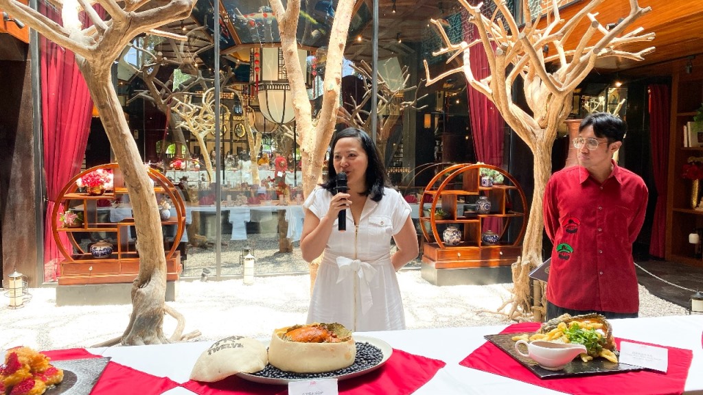 Direktur Okuzono Hospitality Group Nadia Sofiandi sedang mempresentasikan menu baru Twelve Chinese Dining. Dok. Ist