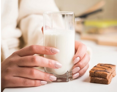 Asupan susu murni dikaitkan dengan berat badan lebih rendah, ukuran pinggang lebih kecil, dan berkurangnya risiko obesitas. Ilustrasi Freepik