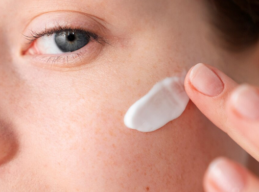 Produk yang mengandung retinoid dapat membantu membalikkan photoaging pada kulit. (Foto: Ilustrasi. Dok. Freepik.com)