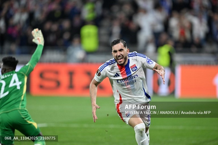 Rayan Cherki membuat gol yang membuyarkan kemenangan MU di leg pertama perempat final Liga Europa-Foto AFP