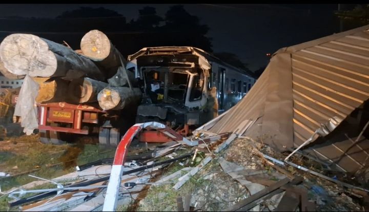 Ini Aturan Melewati Di Perlintasan Sebidang, Wajib Dahulukan Kereta Api