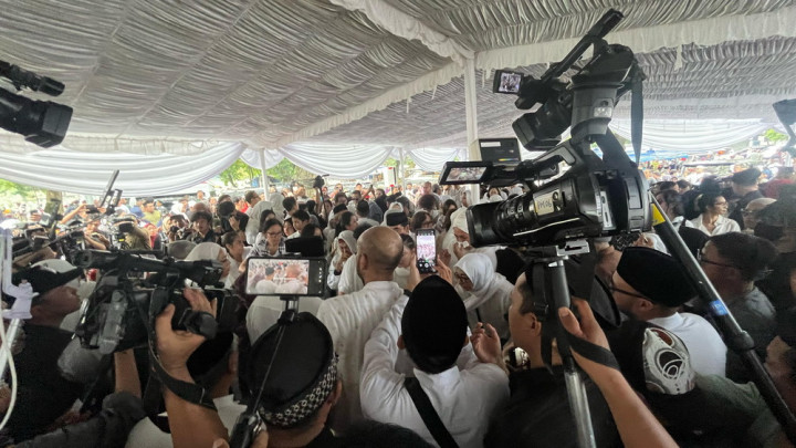 Lautan Duka Iringi Kepergian Titiek Puspa