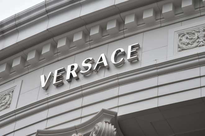 Era Baru Fashion Dunia Dimulai: Prada Beli Rumah Mode Versace Rp21 Triliun