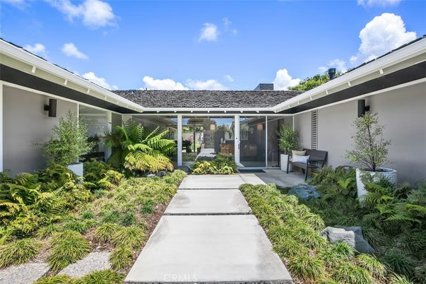 Koleksi Properti Bernilai Jutaan Dolar Milik Hailee Steinfeld