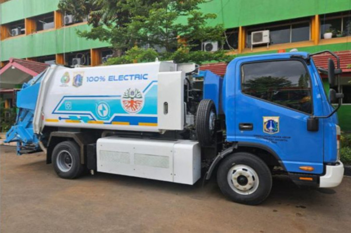 Canggih, Jakarta Gunakan Truk Sampah Listrik