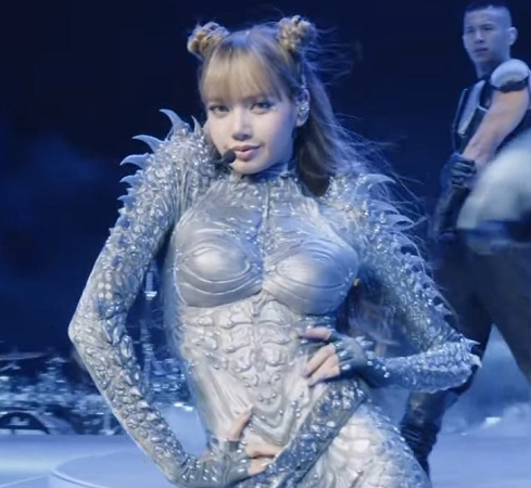 Dari Kostum Reptil hingga Ratu Peri, Lisa BLACKPINK Memukau di Coachella 2025