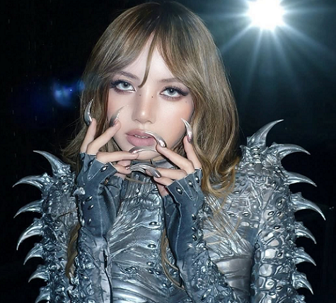 Lisa mengenakan kostum reptil saat tampil di panggung Coachella 2025. (Foto: Dok. Instagram/@lisanations)
