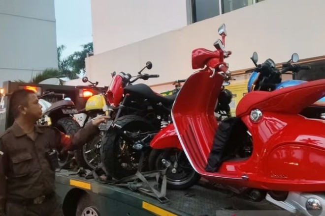Petugas pengamanan Kejaksaan Agung menghitung jumlah sepeda motor yang disita dalam kasus dugaan suap dan/atau gratifikasi di PN Jakarta Pusat (ANTARA/Nadia Putri Rahmani)