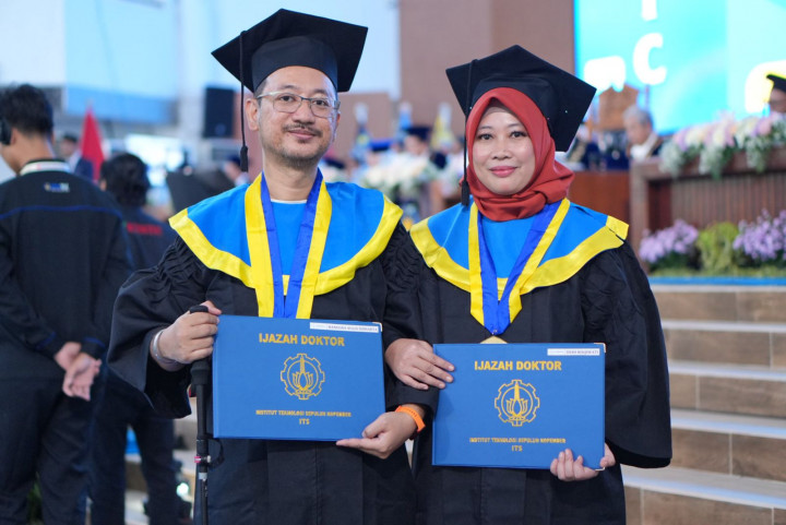 Bersama dalam Suka dan Duka, Pasutri Ini Wisuda Doktor Bersama di ITS