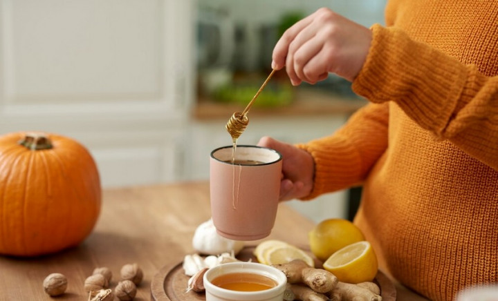 5 Manfaat Minum Madu dengan Air Hangat, Salah Satunya Menurunkan Berat Badan