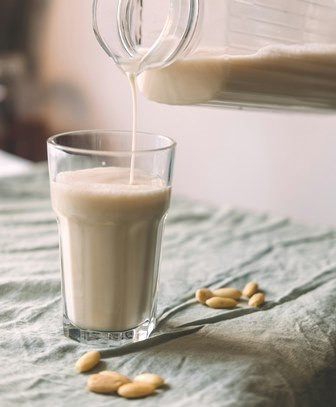 Konsumsi susu almond secara berlebihan dapat menyebabkan beberapa efek samping. (Foto: Ilustrasi/Dok. Pexels.com)