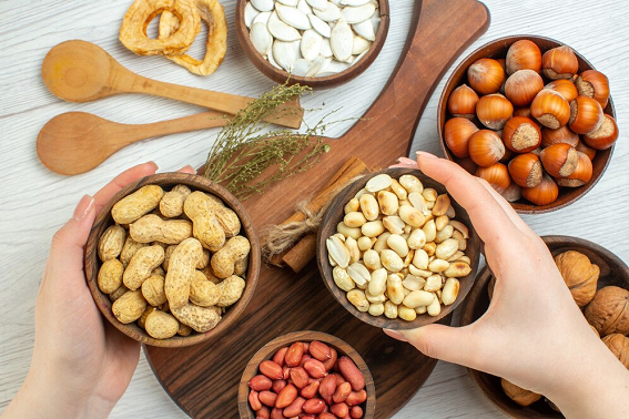 Kacang-kacangan dan biji-bijian penuh dengan nutrisi yang penting untuk pertumbuhan rambut. (Foto: Ilustrasi. Dok. Freepik.com)