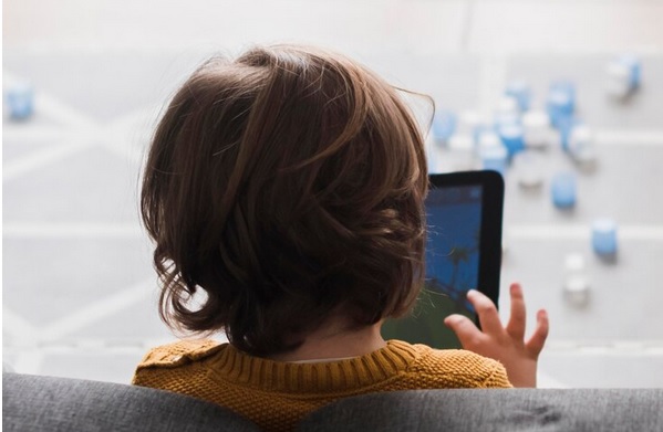 Anak Candu Gadget sejak Dini Bisa Sebabkan Terkena Autisme Virtual